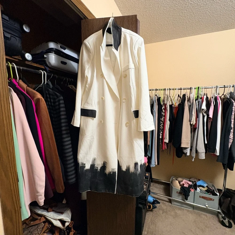 Elegant Two-Tone Women's Trench Coat - Picture 2 of 4